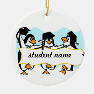 Happy Graduing danserende pinguïns met banner Keramisch Ornament