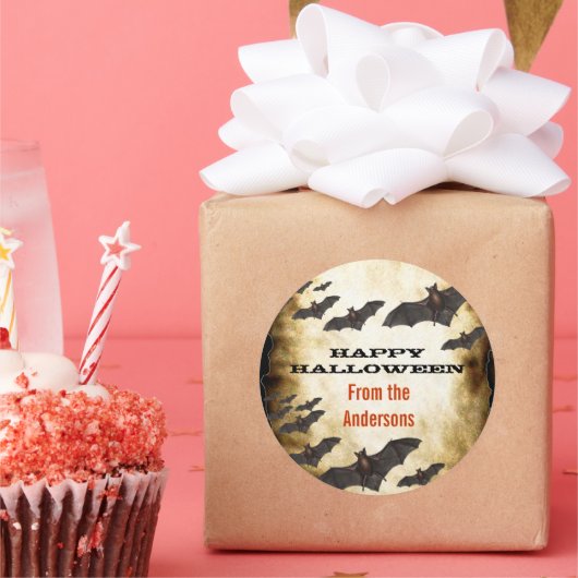 Happy Halloween Bats en Burnt Parchment Ronde Sticker (Feest)