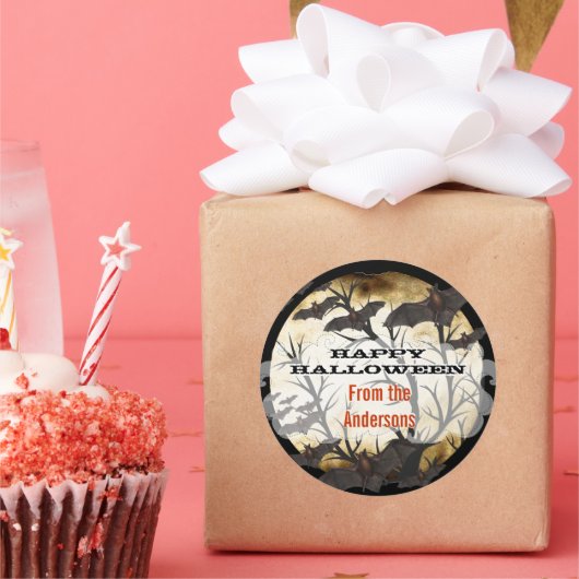 Happy Halloween Bats en Tree Burnt Parchment Ronde Sticker (Feest)