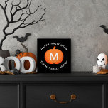 Happy Halloween Citrouille orange sur mesure initi<br><div class="desc">Ce joli décor d'art Halloween en bois personnalisé effrayant comporte un citrouille orange avec un monogramme blanc personnalisé initial et un texte moderne "Happy Halloween" avec un nom de famille personnalisé qui peut être personnalisé.</div>