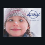 Happy Hanoukka Snow Bubbles Wreath Photo Cartes po<br><div class="desc">Elégante et mignonne Happy Hanoukka Snow Bubbles Wreath Holiday Photo Les cartes postales sont parfaites pour tous vos amis et votre famille cette saison de vacances. Customisez le texte avec votre nom de famille et l'année et échangez la photo pour une photo de vos enfants, de votre animal de compagnie...</div>