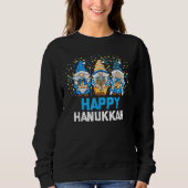 Happy Hanukkah 2022 Three Gnome Menorah Dreidel Co Trui (Voorkant)