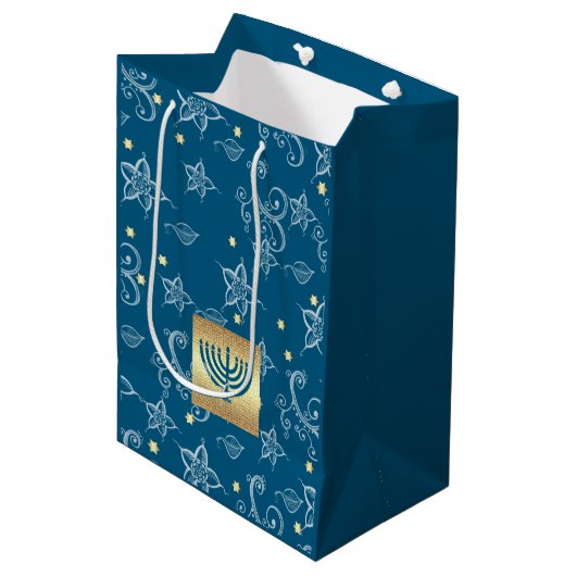 Happy Hanukkah. Gold Menorah en Floral Pattern Medium Cadeauzakje (Voorkant Gekanteld)