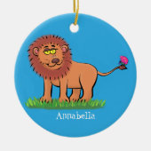 Happy lion met vlinderse cartoon illustratie keramisch ornament (Voorkant)