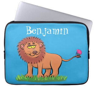 Happy lion met vlinderse cartoon illustratie laptop sleeve