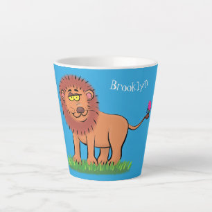Happy lion met vlinderse cartoon illustratie latte mok