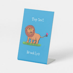 Happy lion met vlinderse cartoon illustratie reclamebord met voetstuk