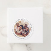 Happy New Year Modern Simple Chic Family Foto Bedankjes Labels (In situ)