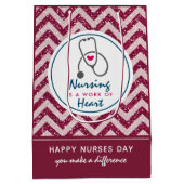 Happy Nurses Day Stethoscoop op Rode Chevron Medium Cadeauzakje (Achterkant)