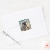 Happy Pug op het strand aanpasbaar Vierkante Sticker (Envelop)