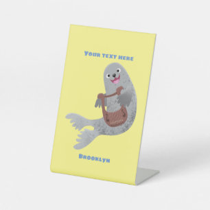 Happy schattige harp seal cartoon illustratie reclamebord met voetstuk