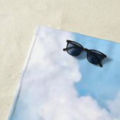 Happy Sunny Clouds Light Blue Sky Background op ee Strandlaken (In situ)