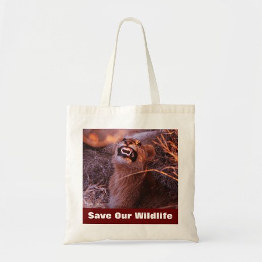Happy Tau bewaart onze Canvas tas in het wild (Voorkant)