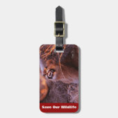 Happy Tau redt ons Bagagelabel in het wild (Voorkant verticaal)