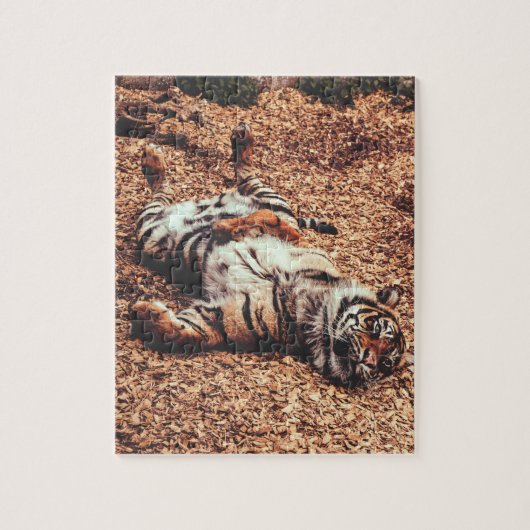 Happy Tiger Belly Up Rolling in Leaves Legpuzzel (Verticaal)