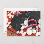 Happy Tuxedo Cat Aslapen op een paar Teenslippers Briefkaart (Voorkant / Achterkant)