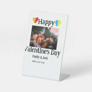 Happy valentijnsdag voeg paar naam foto eenvoudig reclamebord met voetstuk