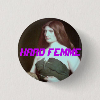 hard femme huntress pin/knop ronde button 3,2 cm