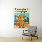 Hard trainen, licht tillen - Funny Bullio Gym Ta Wandkleed (In situ)