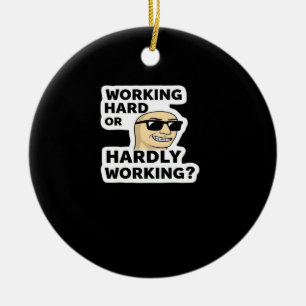 Hard werken of nauwelijks werken Funny Meme Sticke Keramisch Ornament