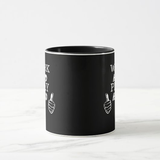 Hard werken Play Hard Black Achtergrond Fitted V-h Mok (Midden)