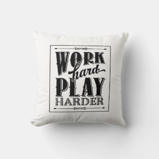 Hard werken spelen zo hard essentieel kussen