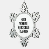 Hard werkende middelbare school eerstejaars tin sneeuwvlok ornament (Rechts)