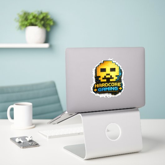 🎮💀 “Hardcore Gaming” Pixel Skull Sticker 👾🔥 (Ordinateur portable sur le bureau)