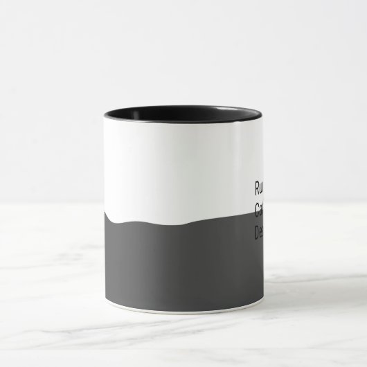 Hardlopen op cafeïne en deadlines | Grappige werkk Mok (Midden)