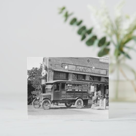 Hardware Store Delivery Truck, 1924.  foto Briefkaart (Staand voorkant)