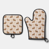 Hare And Carrots Rustic Easter Pattern Beige Ovenwant & Pannenlap Set (Voorkant)