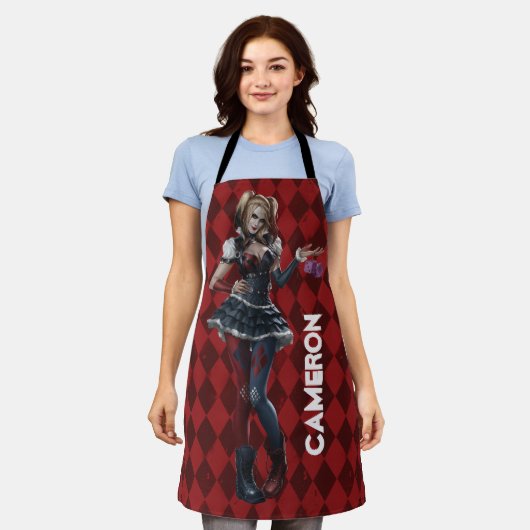 Harley Quinn met Fuzzy Dice Schort (Gedragen)