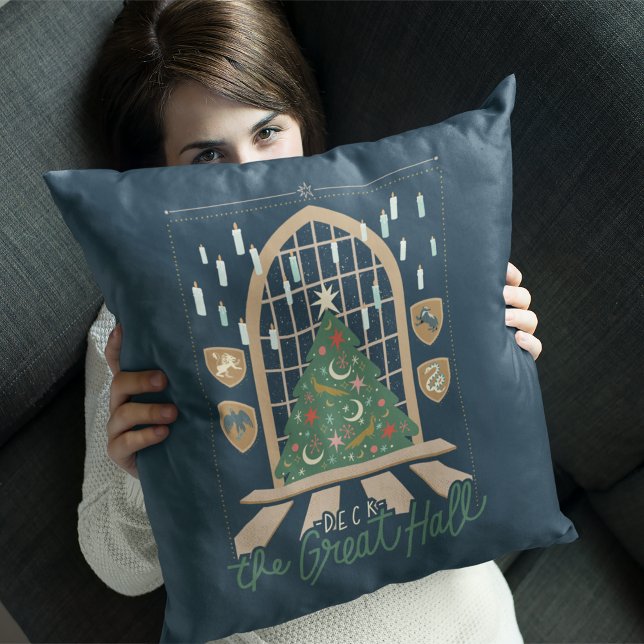 Harry Potter | Decora la Grande Salle Kussen (Person holding pillow)