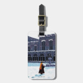 HARRY POTTER™ & Hedwig in HOGWARTS™ Courtyard Bagagelabel (Voorkant verticaal)