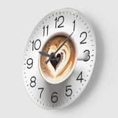 Hart cappuccino in witte beker grote klok (Hoek)