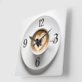Hart cappuccino in witte beker vierkante klok (Hoek)