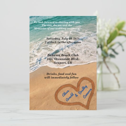 Hart in het zand bruiloft uitnodiging (Staand voorkant)