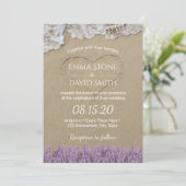 Hart in het zand lavender Floral Beach Wedding Kaart (Staand voorkant)