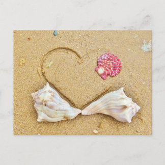 hart in het zand met schelpen briefkaart
