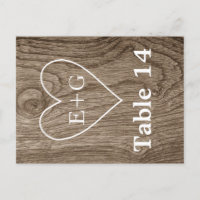 Hart met initialen op houten huwelijkstafelnummer