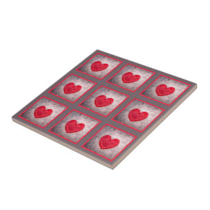 Hart met steenslag in grijze en rode spelden tegeltje