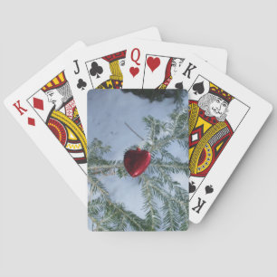 Hart op een besneeuwde dennentak pokerkaarten