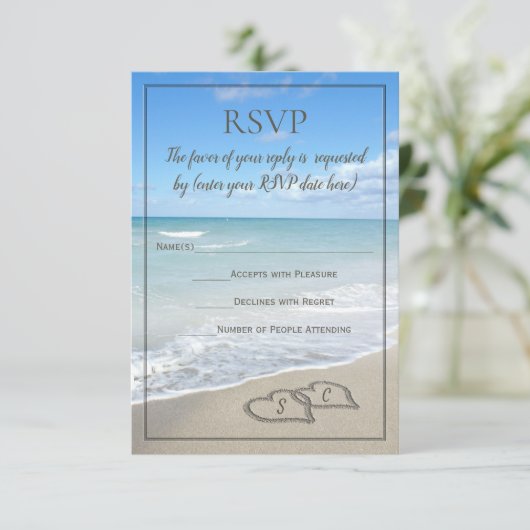 Harten in het Zand Beach Bruiloft Monogram RSVP (Staand voorkant)