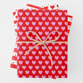 Harten op rood en wit inpakpapier vel (In situ)