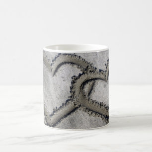 Harten verbonden in het zand koffiemok