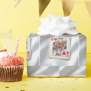 Hartenkoningin op witte satijnen stof cadeaupapier