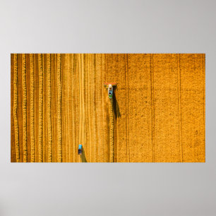 Harvester-machine die in het veld werkt. Combineha Poster