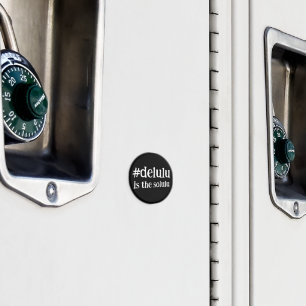 Hashtag # Delulu is de Solulu Black and White Magneet