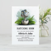 Hatching Soon Dinosaur Baby Shower Invitation (Debout devant)