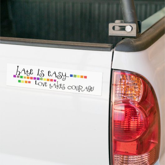 Hate is makkelijk, liefde neemt moed op bumpersticker (Op Truck)